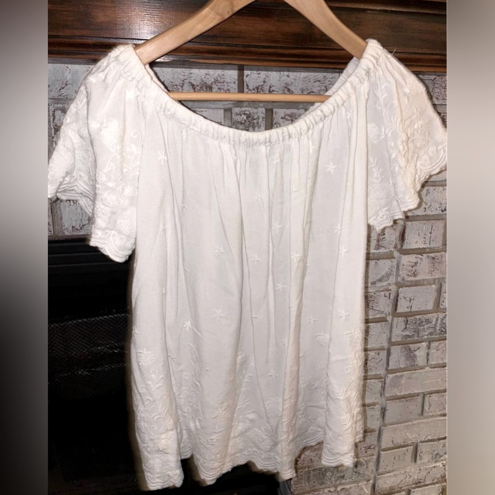 Blue Rain short sleeve off the shoulder white embroidered top (size large)